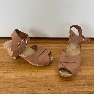 Nubuck Bryr Cross Toe Clogs
